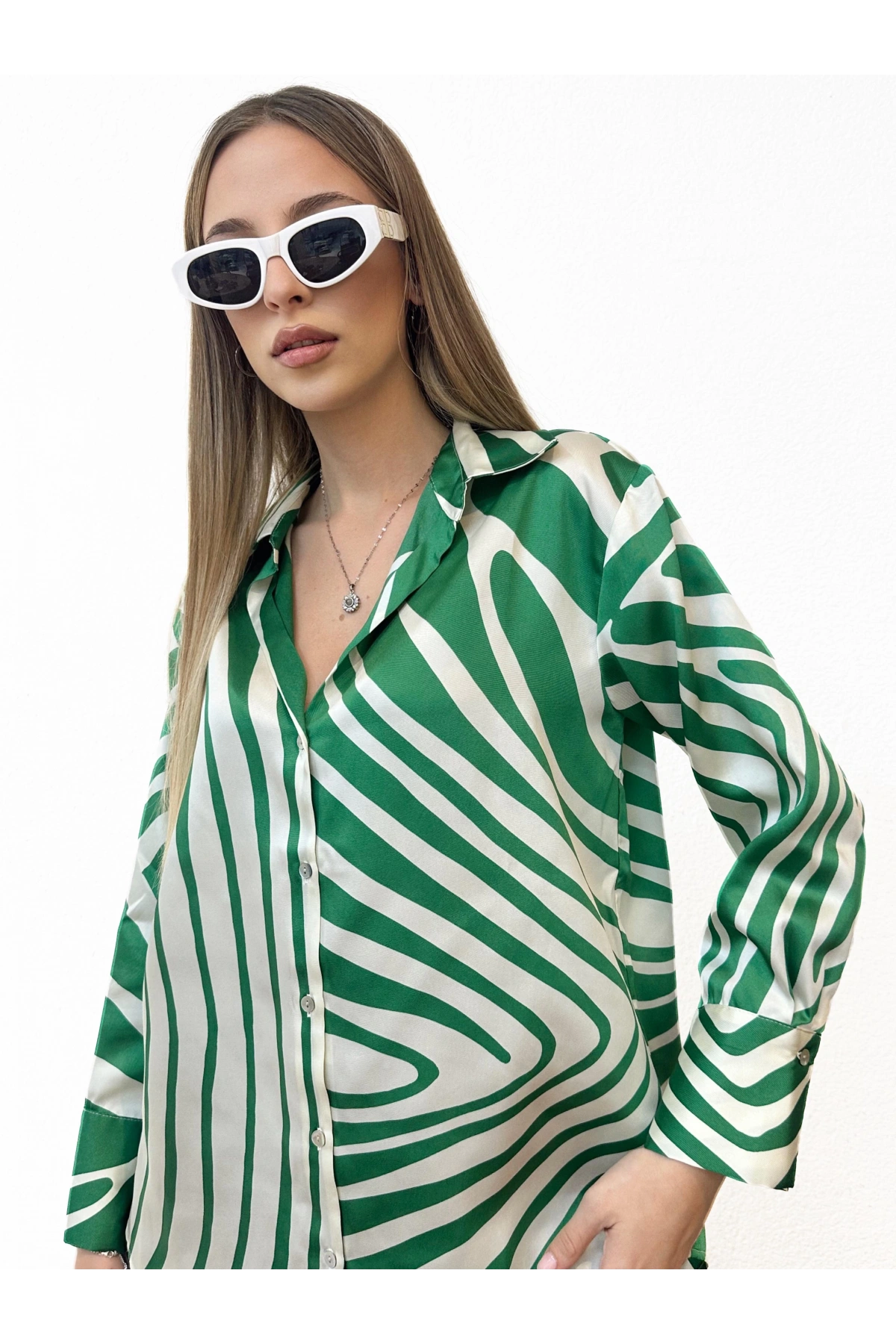 V Yaka Desenli Yeşil Gömlek