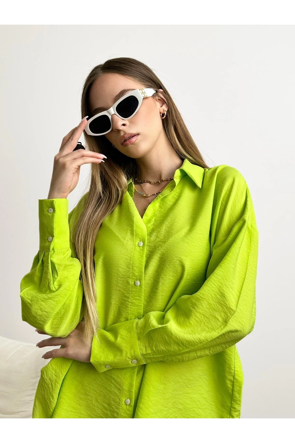 V Yaka Klasik Yeşil Gömlek