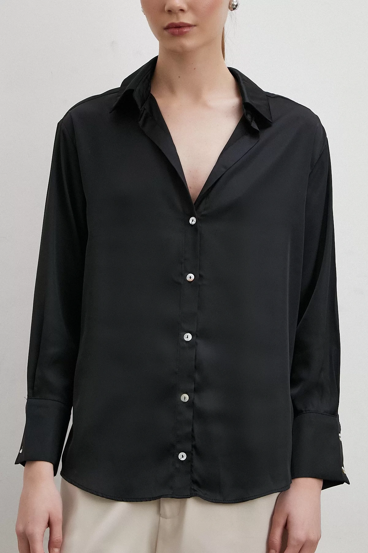 V Yaka Şifon Siyah Gömlek