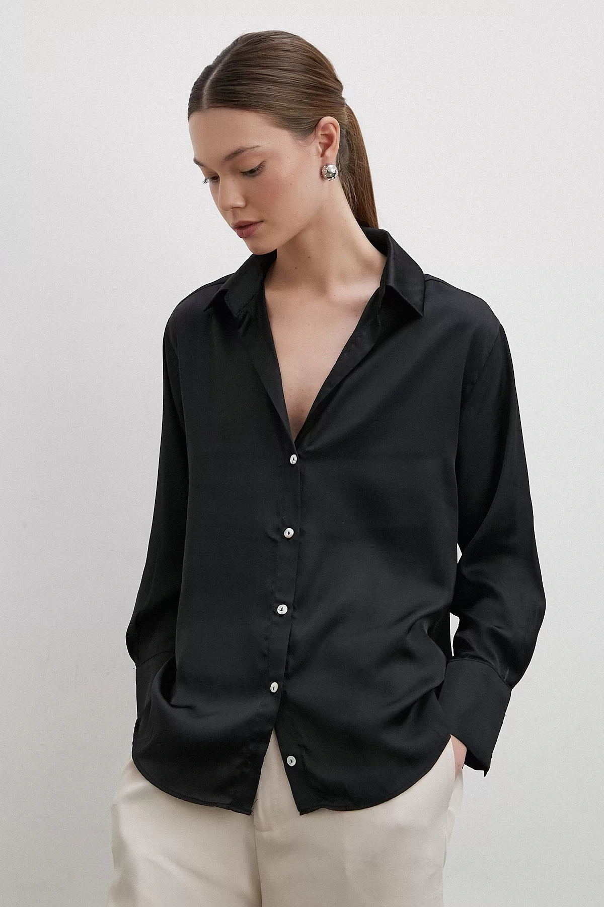 V Yaka Şifon Siyah Gömlek