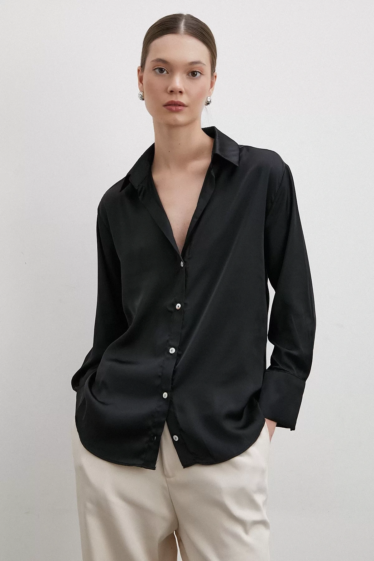 V Yaka Şifon Siyah Gömlek