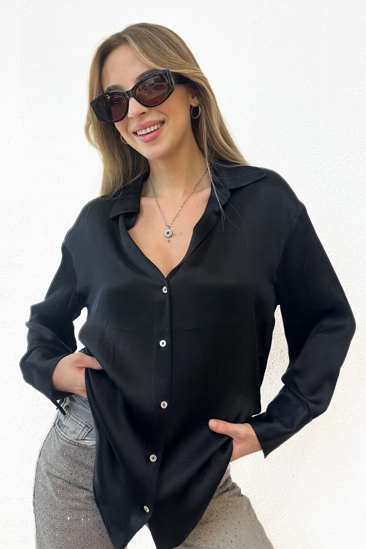 V Yaka Siyah Saten Gömlek