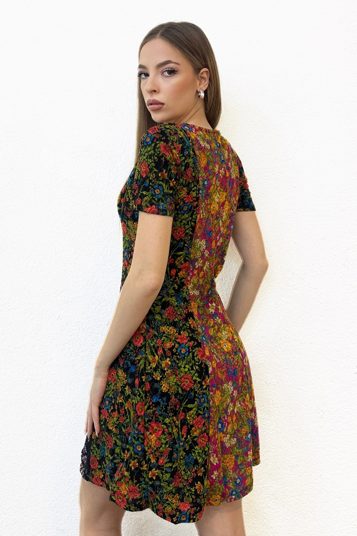 Desenli V Yaka Elbise