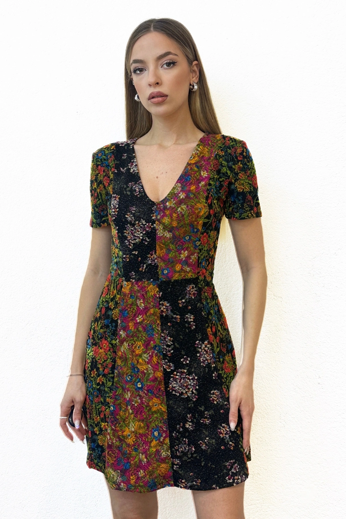 Desenli V Yaka Elbise