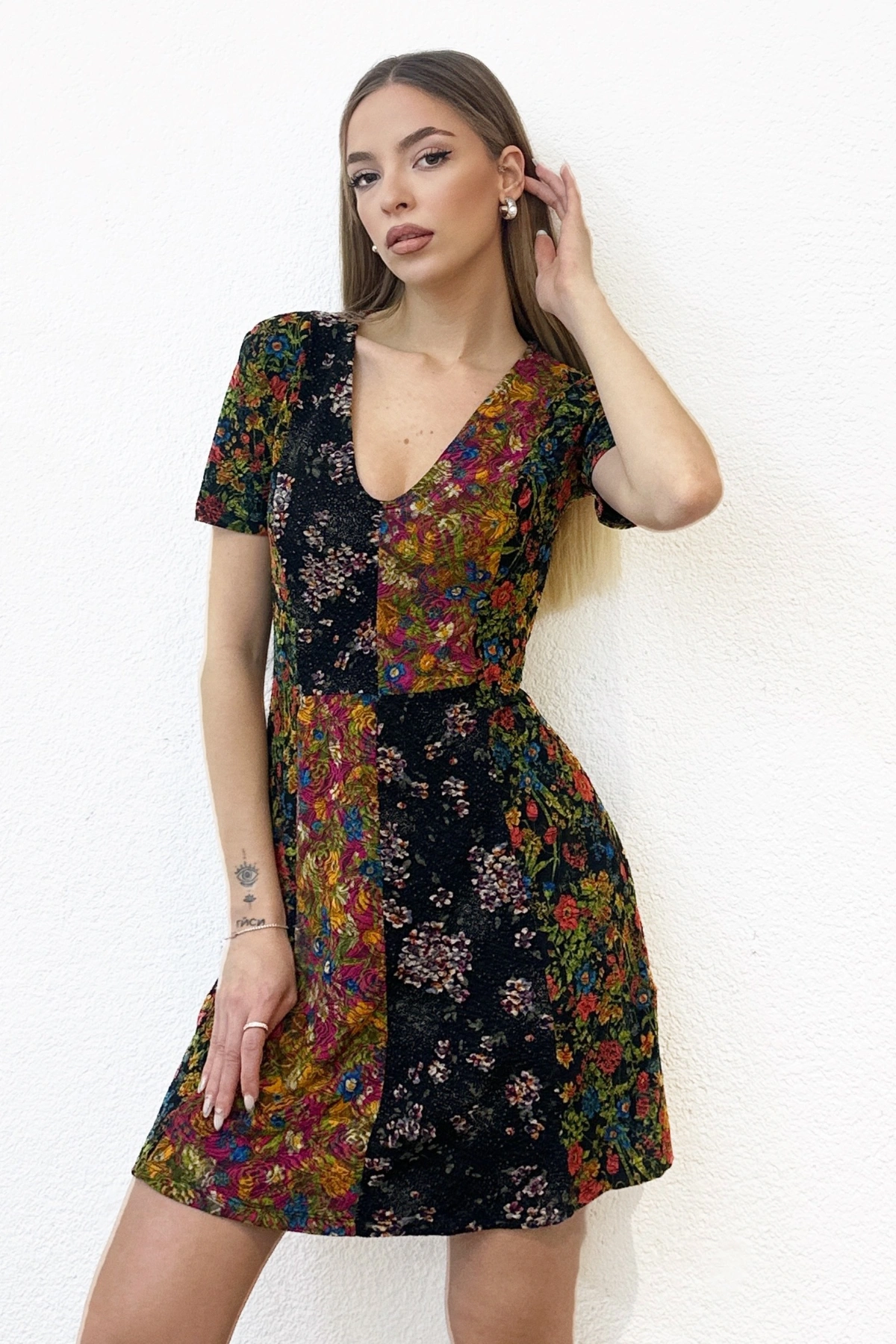 Desenli V Yaka Elbise