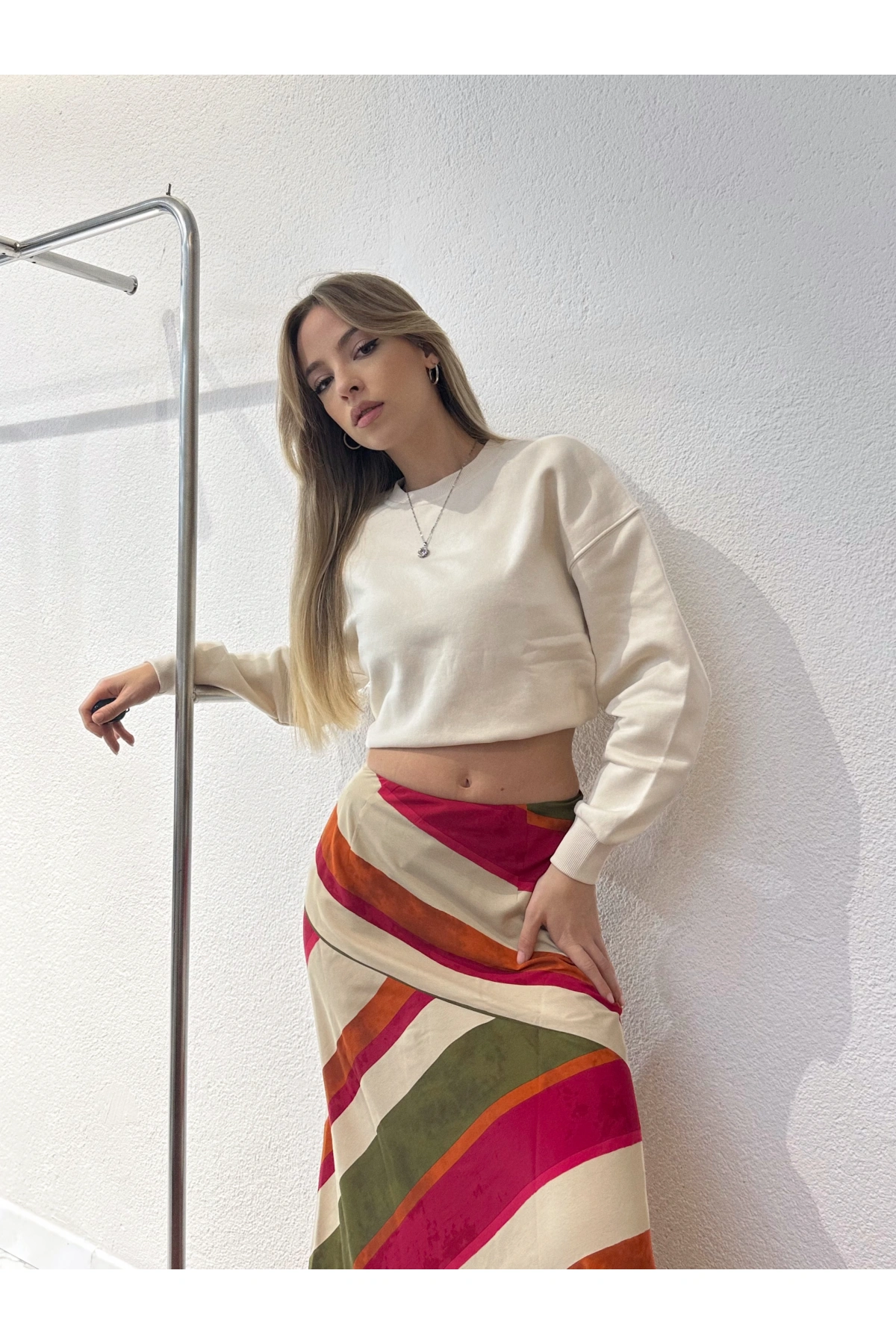 Asimetrik Çizgili Renkli Saten Etek