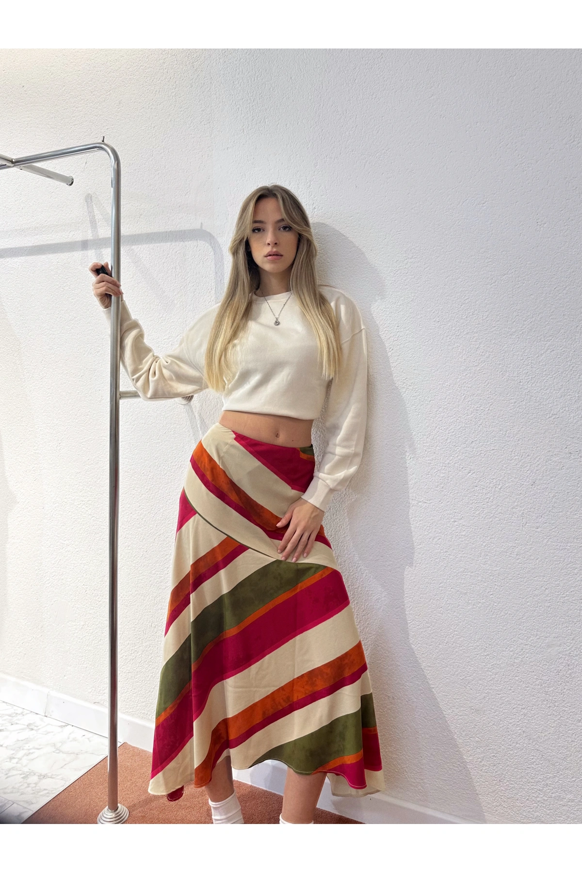 Asimetrik Çizgili Renkli Saten Etek