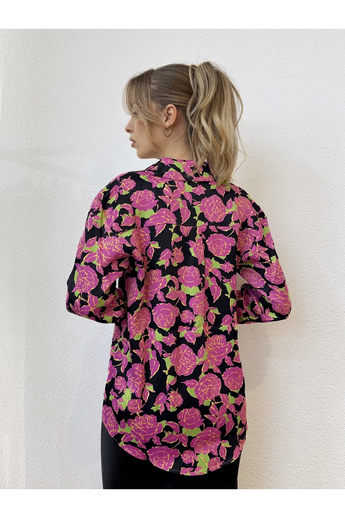 Çiçek Desenli Pembe Saten Gömlek