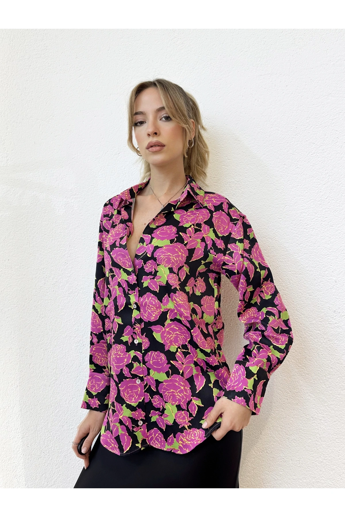 Çiçek Desenli Pembe Saten Gömlek