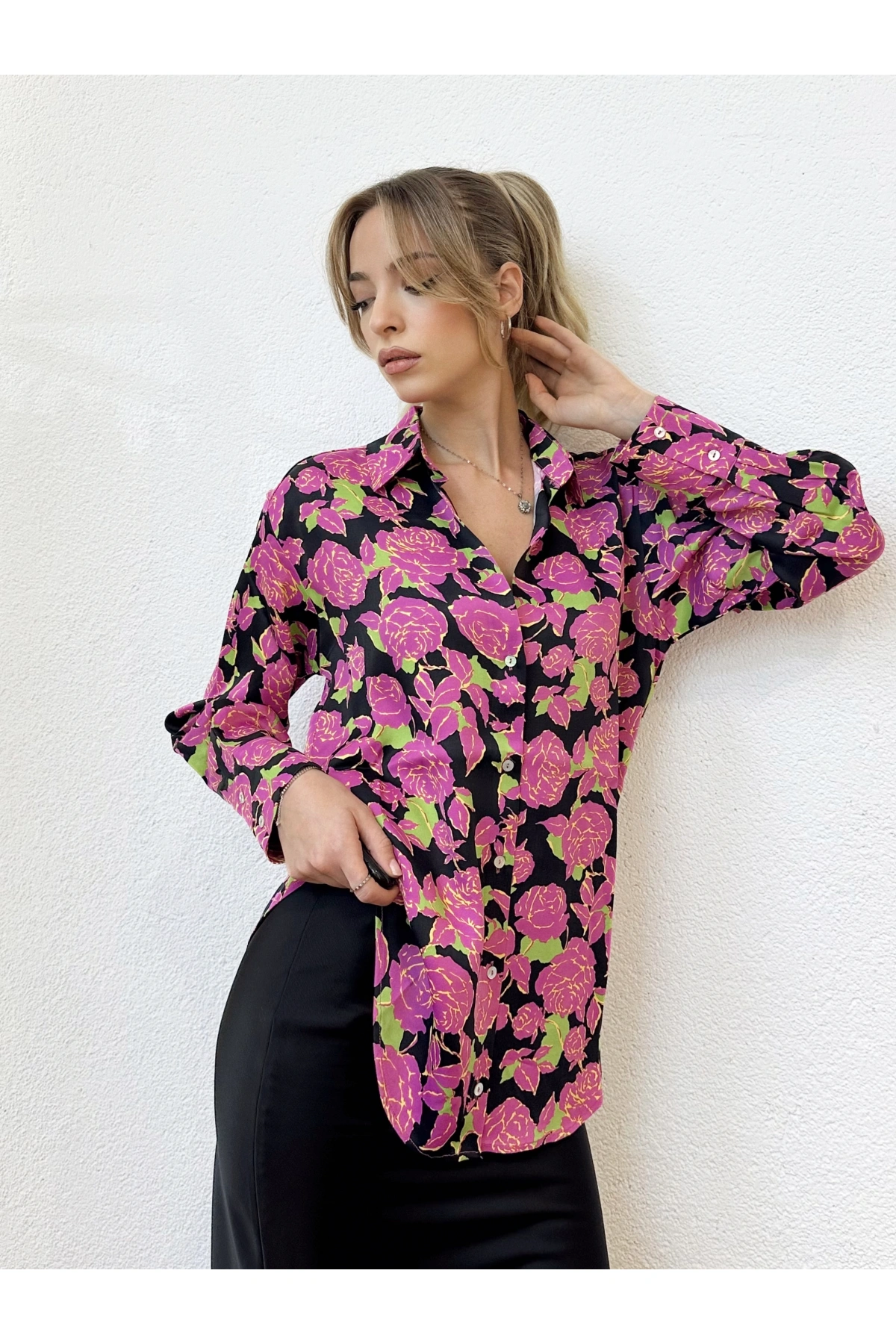 Çiçek Desenli Pembe Saten Gömlek