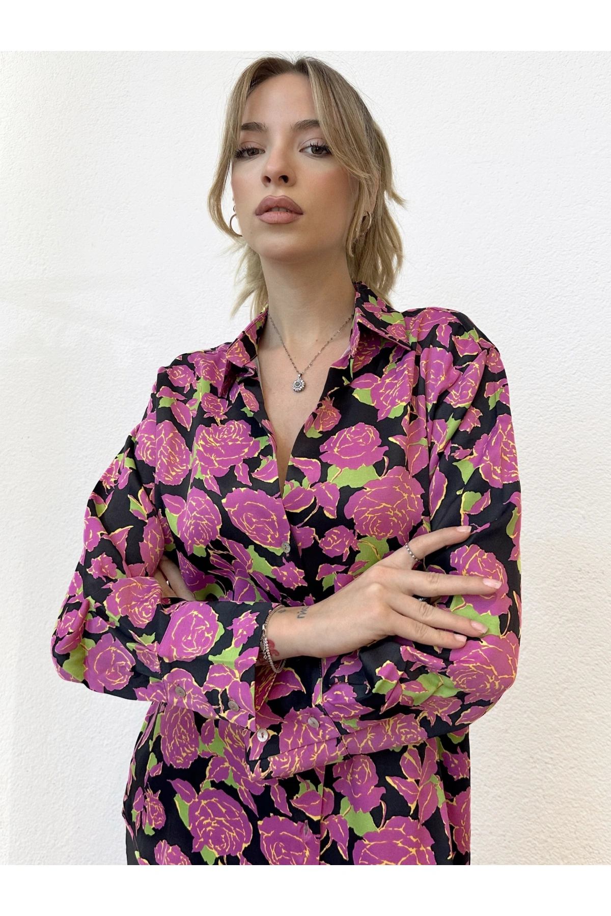 Çiçek Desenli Pembe Saten Gömlek