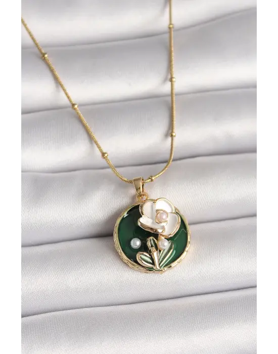 316L Çelik Gold Renk Beyaz Çiçek İşlemeli İnci Detaylı Yeşil Portre Model Kadın Kolye