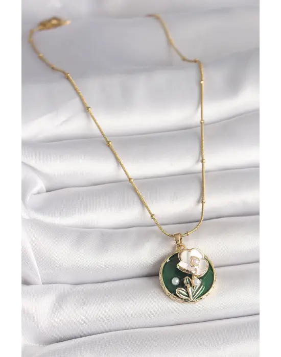 316L Çelik Gold Renk Beyaz Çiçek İşlemeli İnci Detaylı Yeşil Portre Model Kadın Kolye