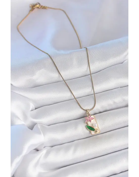 316L Çelik Gold Renk Zincir Beyaz Mineli Pembe Çiçek İşlemeli İnci Detay Dikdörtgen Portre Model Kadın Kolye