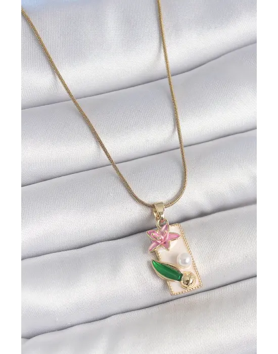 316L Çelik Gold Renk Zincir Beyaz Mineli Pembe Çiçek İşlemeli İnci Detay Dikdörtgen Portre Model Kadın Kolye