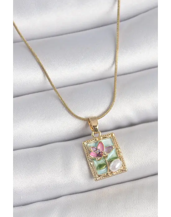 316L Çelik Gold Renk Zincir Mavi Mineli Çiçek İşlemeli İnci Detay Portre Model Kadın Kolye