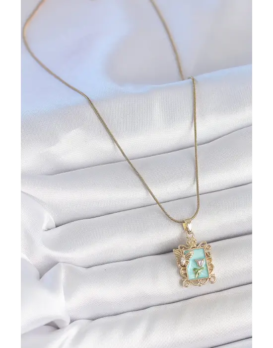 316L Çelik Gold Renk Zincir Mavi Mineli Çiçek İşlemeli Zirkon Taşlı Kelebek Detay Portre Model Kadın Kolye
