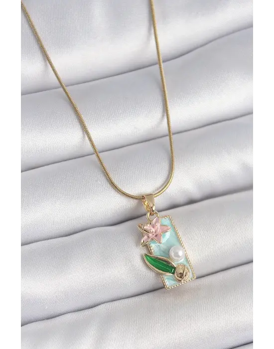 316L Çelik Gold Renk Zincir Mavi Mineli Pembe Çiçek İşlemeli İnci Detay Dikdörtgen Portre Model Kadın Kolye