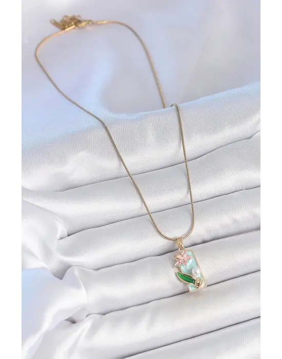 316L Çelik Gold Renk Zincir Mavi Mineli Pembe Çiçek İşlemeli İnci Detay Dikdörtgen Portre Model Kadın Kolye