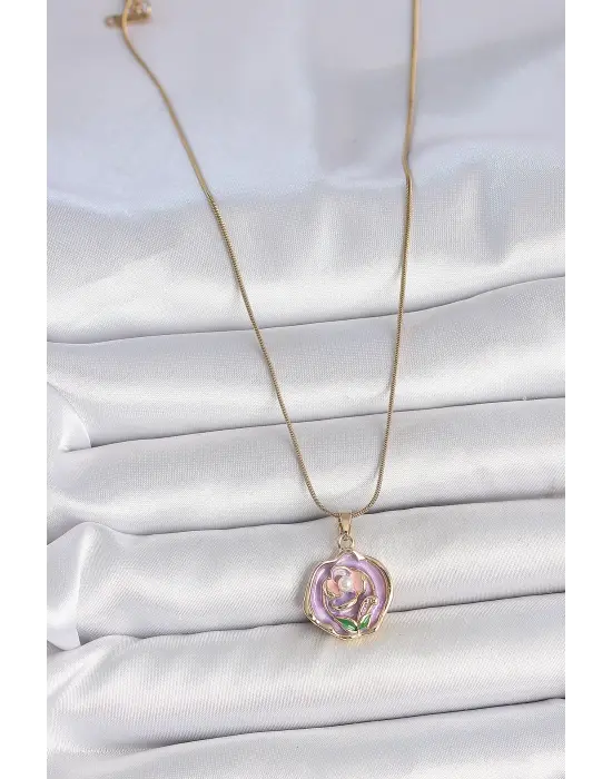 316L Çelik Gold Renk Zincir Mor Renkli Çiçek İşlemeli İnci Detay Portre Model Kadın Kolye