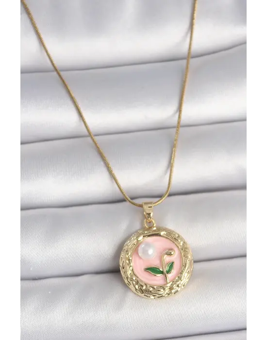 316L Çelik Gold Renk Zincir Pembe Çiçek İşlemeli inci Detay Portre Model Kadın Kolye