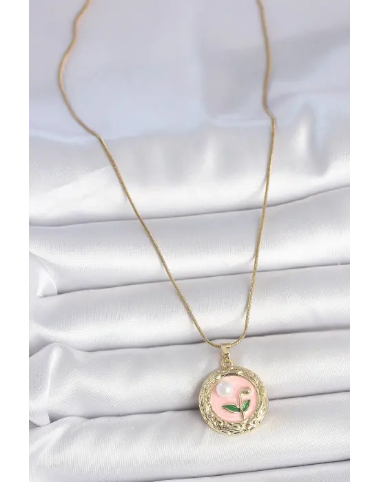 316L Çelik Gold Renk Zincir Pembe Çiçek İşlemeli inci Detay Portre Model Kadın Kolye