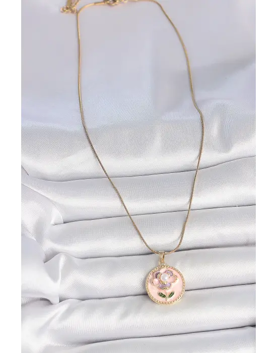 316L Çelik Gold Renk Zincir Pembe Çiçek İşlemeli İnci Detay Portre Model Kadın Kolye