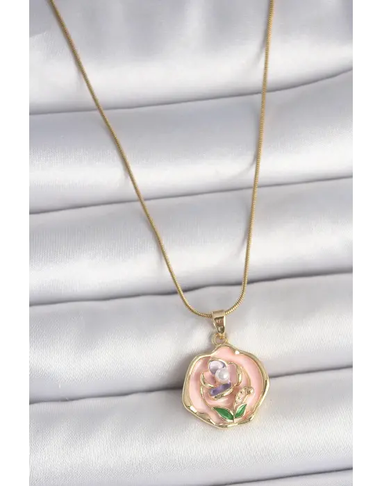 316L Çelik Gold Renk Zincir Pembe Renkli Çiçek İşlemeli İnci Detay Portre Model Kadın Kolye