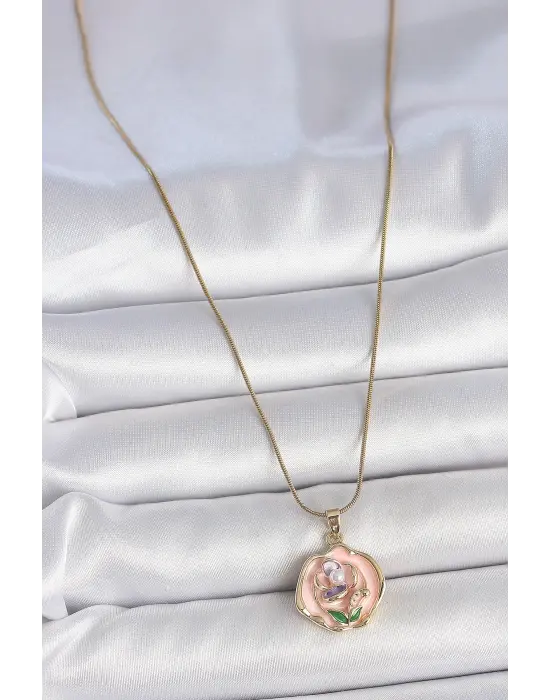 316L Çelik Gold Renk Zincir Pembe Renkli Çiçek İşlemeli İnci Detay Portre Model Kadın Kolye