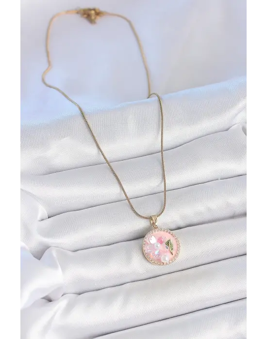 316L Çelik Gold Renk Zincir Zirkon Taşlı Pembe Mineli Çiçek İşlemeli İnci Detay Portre Model Kadın Kolye