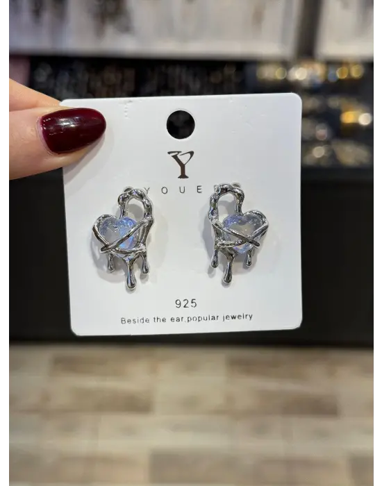 Y2K Kore Model Kalpli Sarkıntılı Küpe