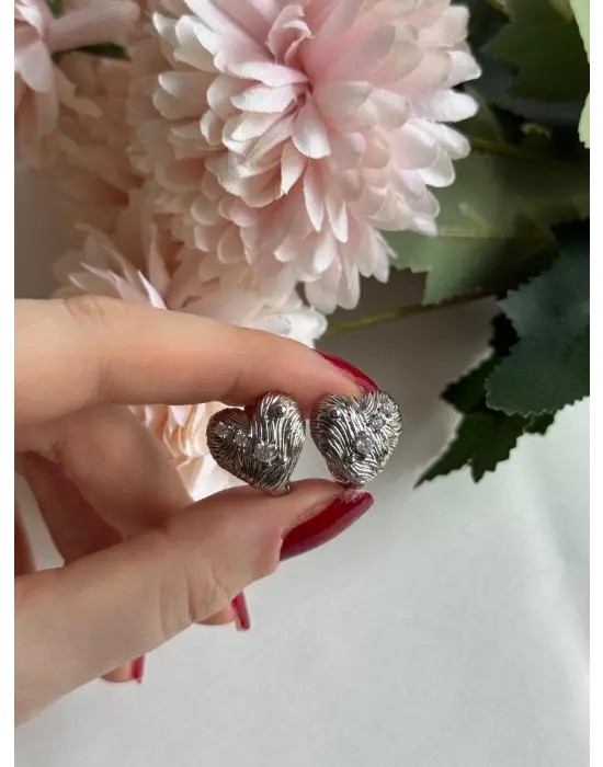 Kalpli Ortası Minik Taşlı Gümüş Küpe