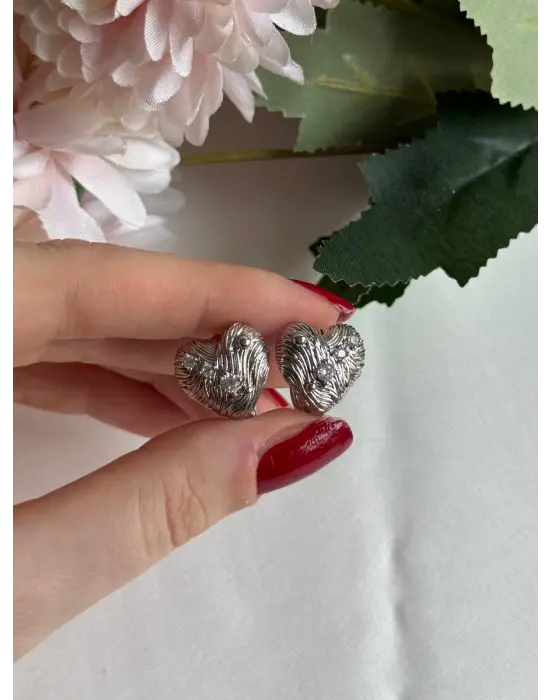 Kalpli Ortası Minik Taşlı Gümüş Küpe