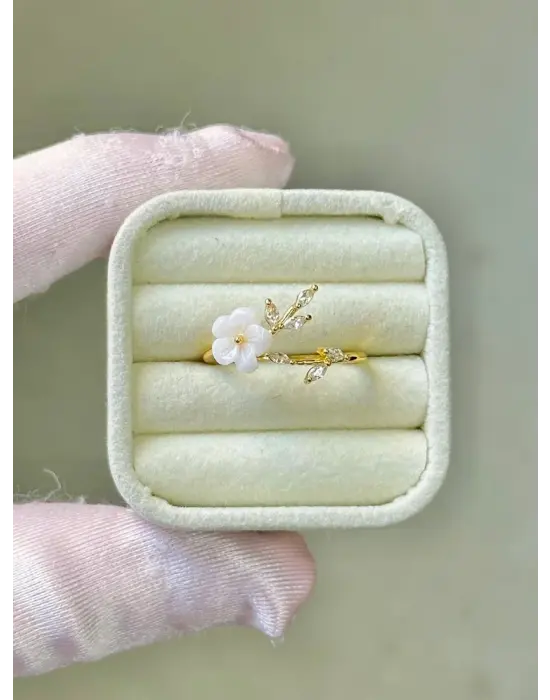 Beyaz Sedef Çiçekli Altın Kadın Yüzüğü