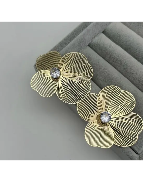 Büyük Çiçek Modelli Ortası Taşlı Gold Yaprak Küpe