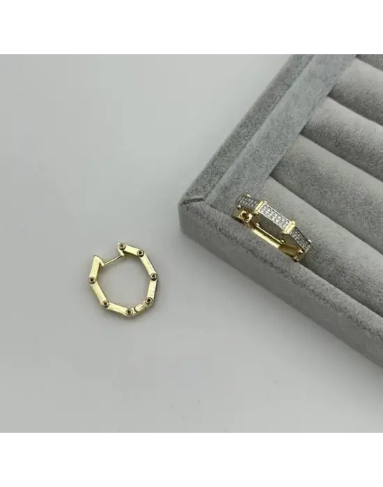 Serenay Sarıkaya Model Yanları Kırmızı Sekizgen Taşlı Halka Küpe