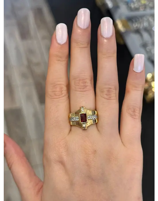 Kırmızı Taşlı Dikdörtgen Formlu Taş Detaylı Altın Renk Kadın Çelik Yüzük