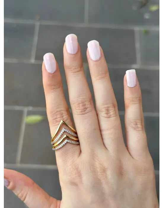 Katmanlı V Form Taş Detaylı Altın Kaplama Üçgen Kadın Vip Yüzük