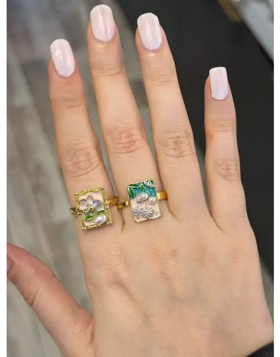 Renkli Çiçek Desenli İnci Detaylı Tablo Form Portre Model Kadın Sanat Yüzük