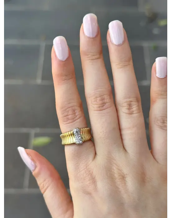 Desenli Alyans Üzeri Minik Su Yolu Taşlı Vip Yüzük