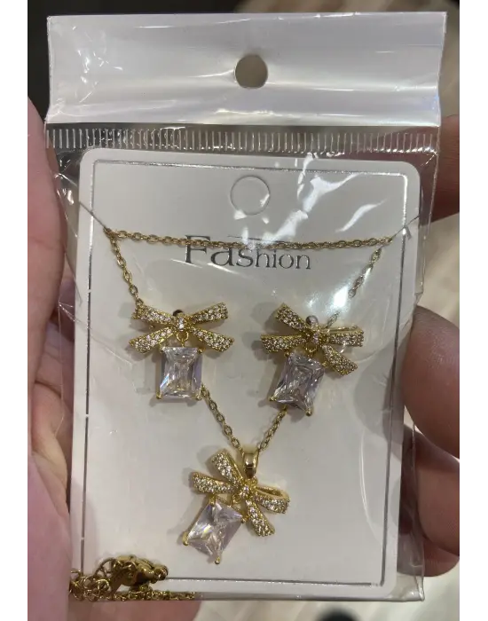 Kare Baget Taşlı Fiyonk Detaylı Altın Renk Çelik Takı Seti