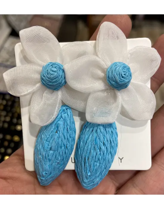 Mavi & Beyaz Renkli El Dokumalı Hasır Kumaş Çiçekli Küpe