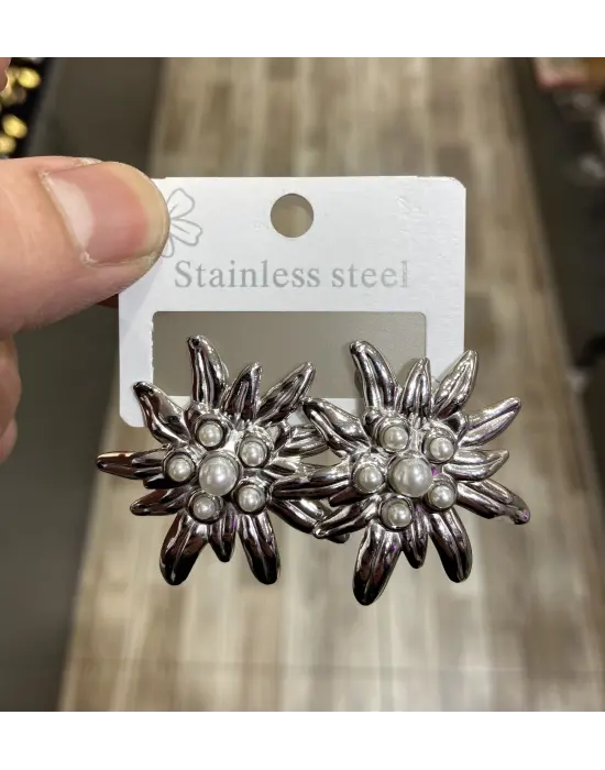 Çok İncili Çiçek Şeklinde Çelik Küpe Gümüş Renk