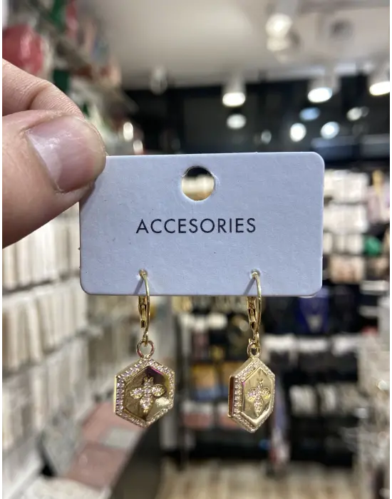 Daire Plaka Üzerine Arı Motifi İşlemeli Minimal Günlük Küpe