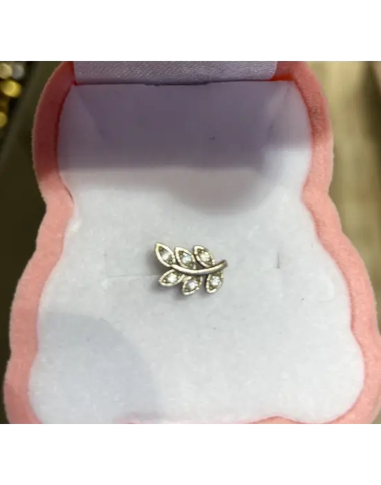 Yaprak Model Beyaz Renk Tragus & Helix Kıkırdak Kadın Piercing