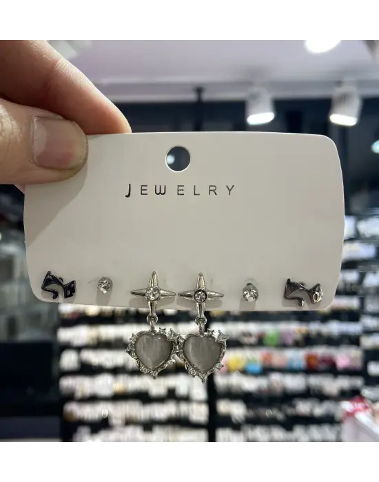 Kore Y2K Modelli Çoklu Küpe Seti: Kalp, Tektaş, Kedi Detay