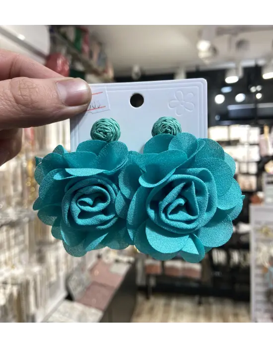 Açık Yeşil Kumaştan Yapılmış Gül Şeklinde Küpe