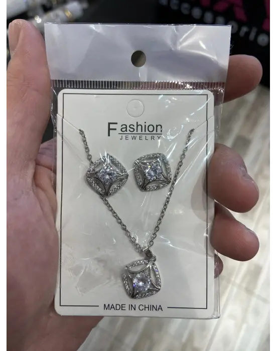 Tektaş Pırlanta Motifli Kare Model Gümüş Renk Kolye Küpe Takı Seti