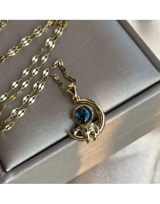 Astronot ve Ay Figürlü Altın Renk Kolye - Uzay Temalı Tasarım