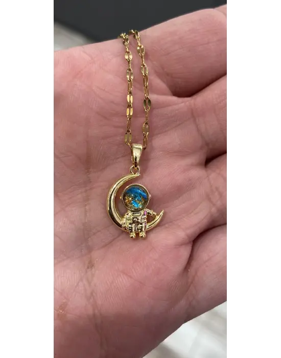 Astronot ve Ay Figürlü Altın Renk Kolye - Uzay Temalı Tasarım